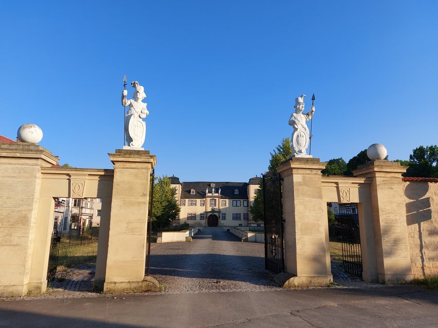 File:Castle schloss molsdorf erfurt gate july 2023.jpg