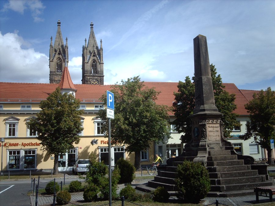 Obelisk in Stadtilm and parish church
