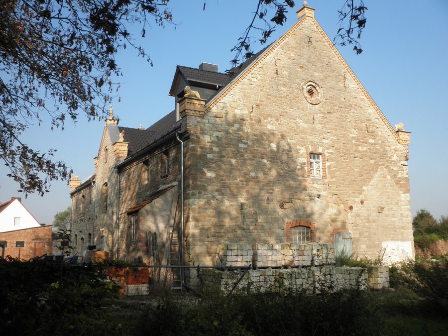 File:Nausitz Gutsgebäude.JPG