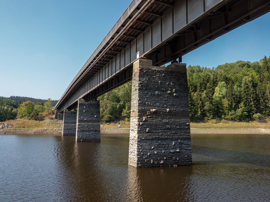 File:Bleiloch Stausee Brücke Saaldorf 8169250.jpg