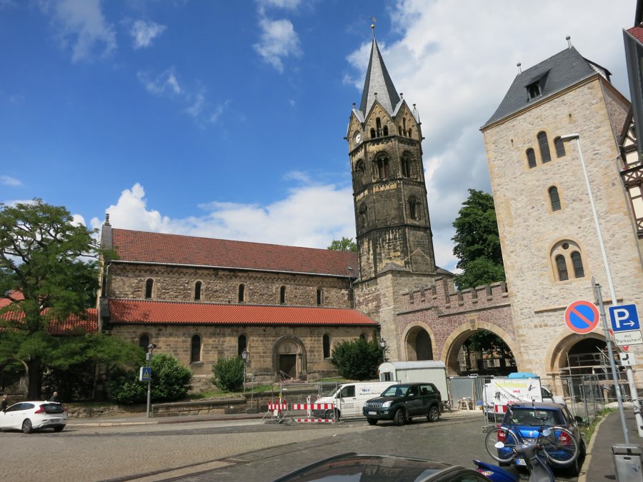 Historische Kirche und Stadttor in Eisenach