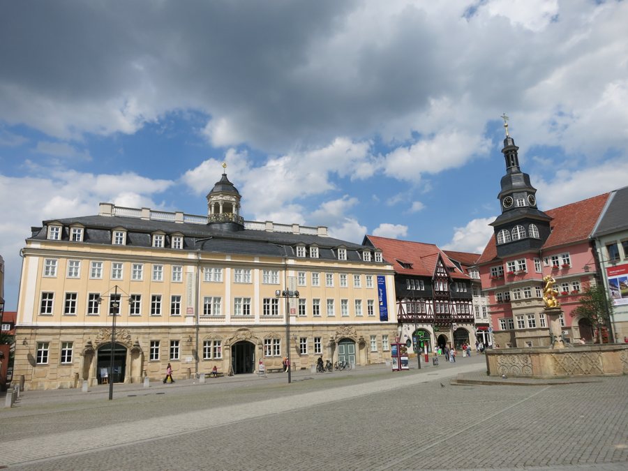 Historischer Marktplatz in Eisenach mit Rathaus und Stadtschloss