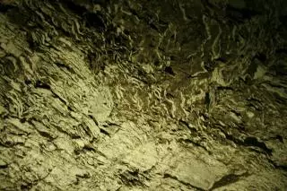 Schlangenanhydrit an der Decke der Barbarossahöhle